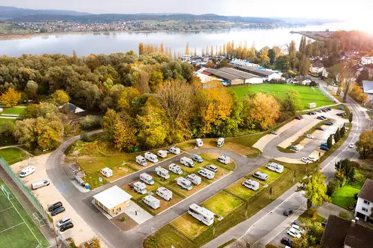 Wohnmobilstellplatz Mettnau von oben im Herbst