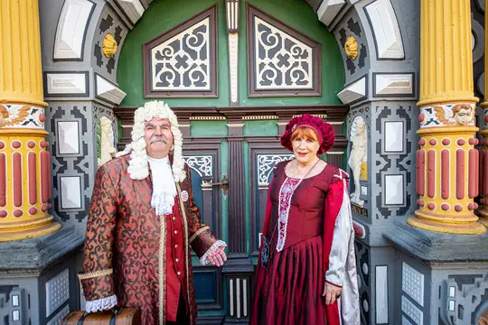 Kostümführer vor dem Rathausportal