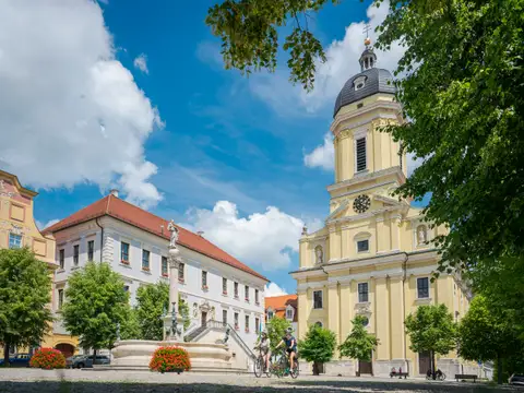 Brunnen Karlsplatz mit Rathaus und Hofkirche