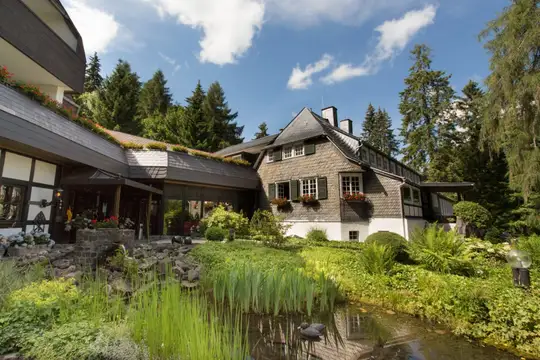 Außenansicht mit Teich