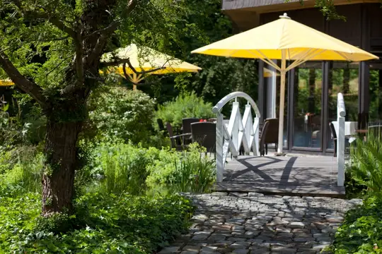 Terrasse mit Teich